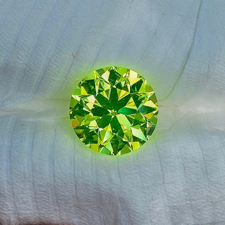 Green LuAG, Modern Round Brilliant Cut, 26.4 Carats - DJEVA