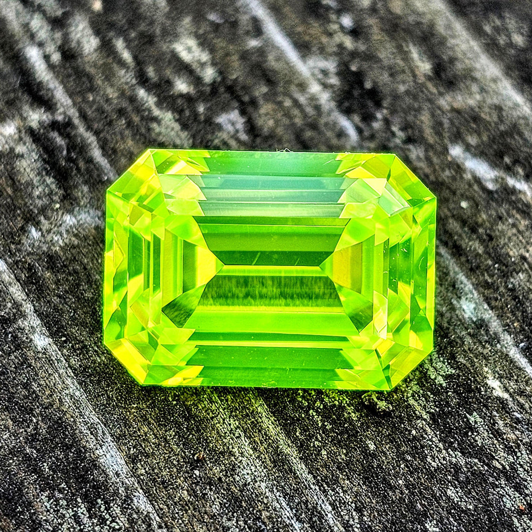 LuAG "ULTRA GREEN", Emerald Cut, 18 Carats - DJEVA