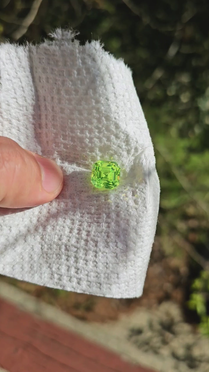 Green LuAG, Asscher Cut, 11 Carats