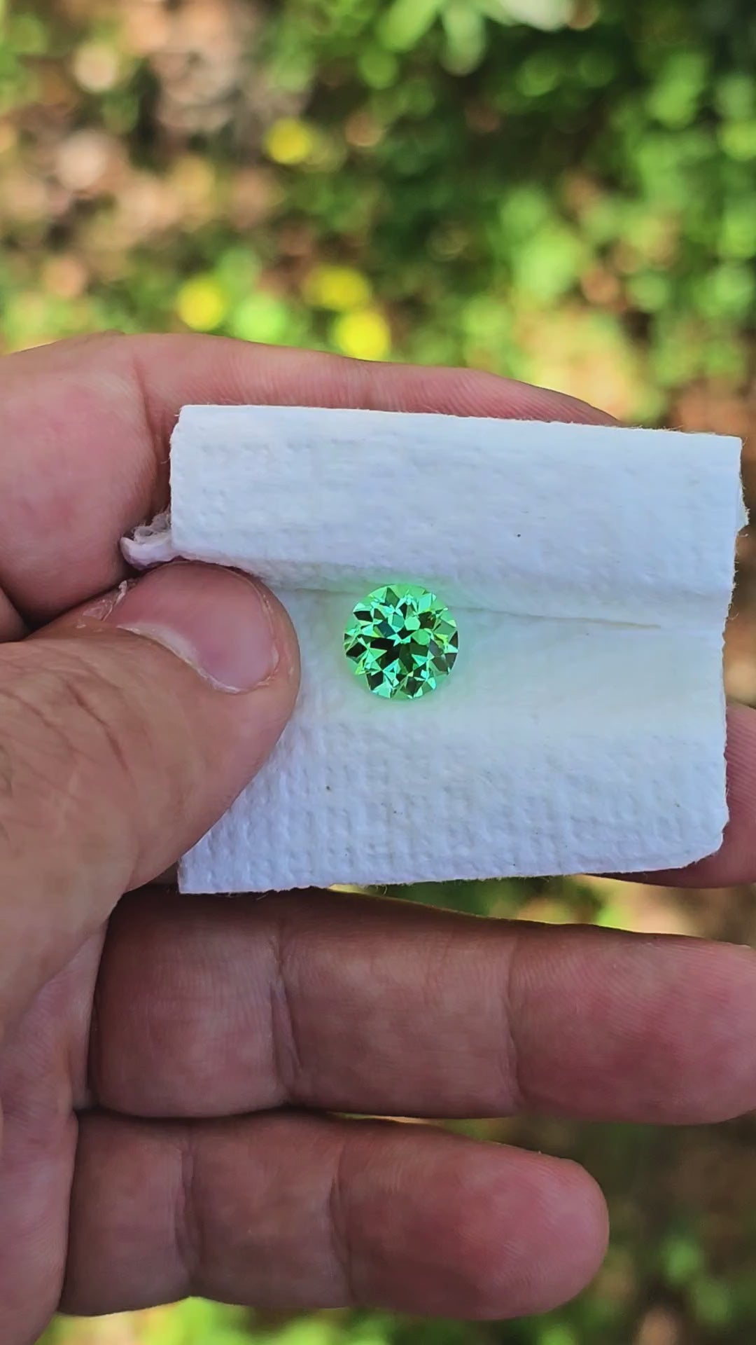 Djeva Green Lab Sapphire, Traditional Round Brilliant Cut, 4.41 Carats