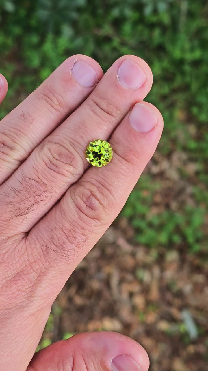Peridot Green Colored Lab Sapphire, Traditional Round Brilliant Cut, 5.68 Carats