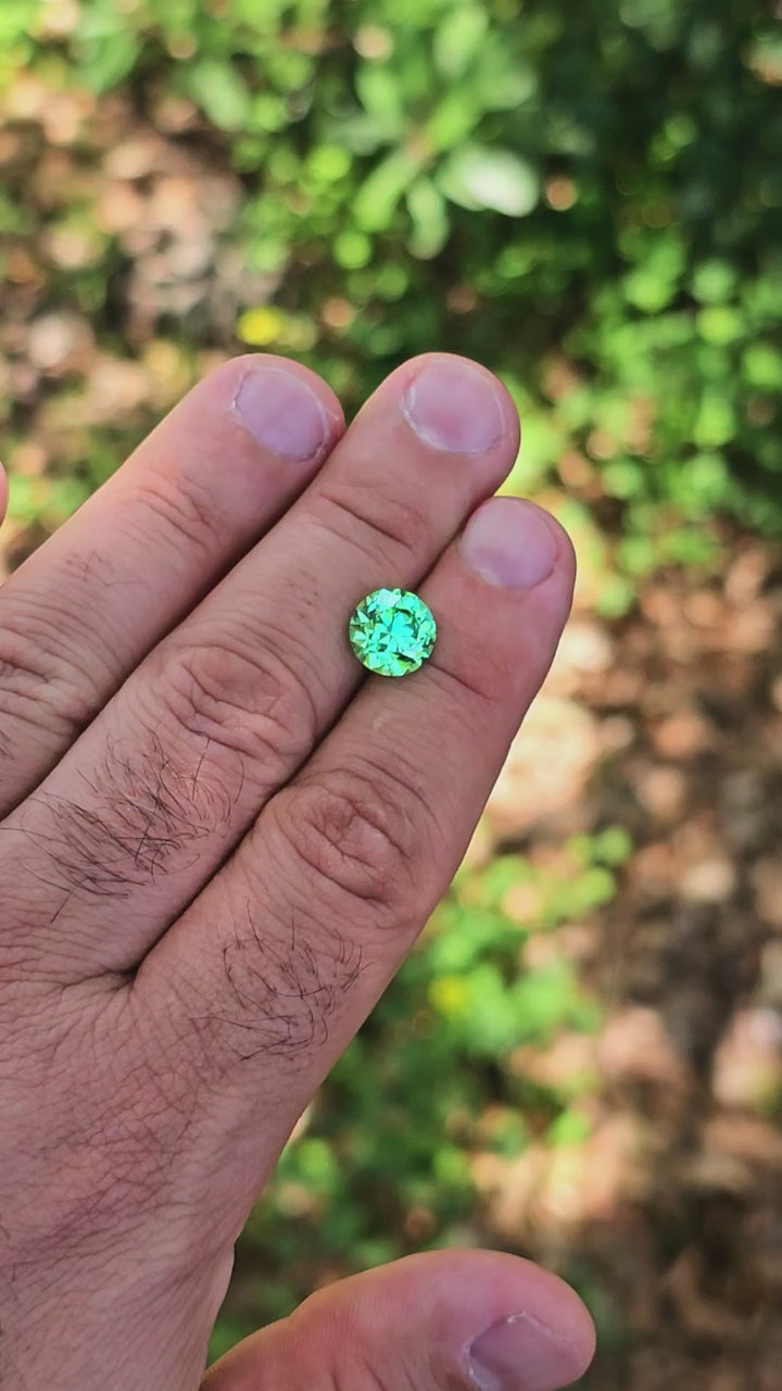 Djeva Green Lab Sapphire, Traditional Round Brilliant Cut, 4.41 Carats