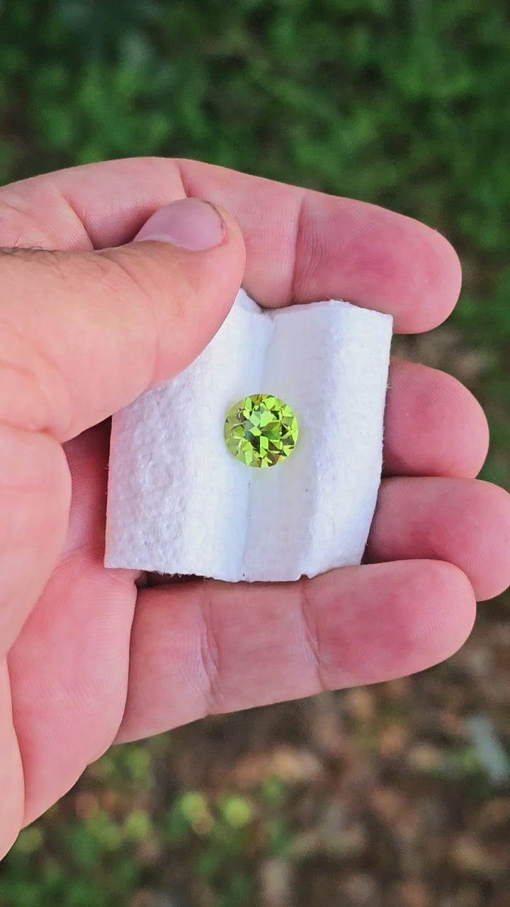 Peridot Green Colored Lab Sapphire, Traditional Round Brilliant Cut, 5.68 Carats