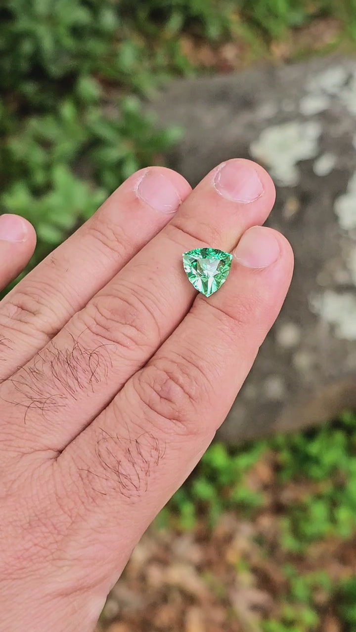 Light Mint Green Lab Sapphire, Trillian Internal Reflections Cut, 5.78 Carats
