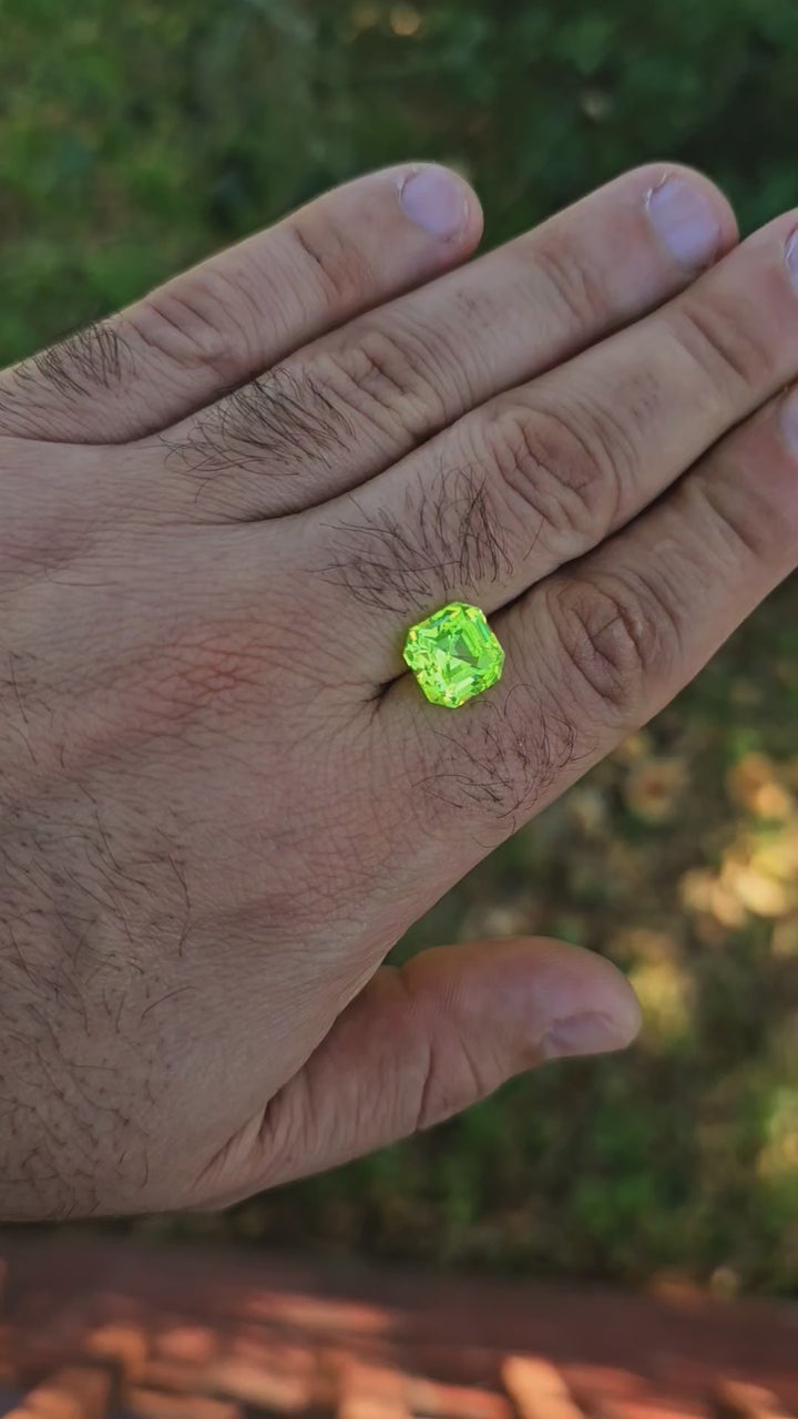 Green LuAG, Asscher Cut, 11 Carats