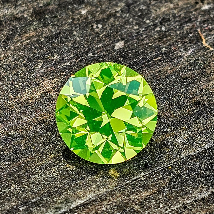 Green LuAG, Traditional Round Brilliant Cut, 9.47 Carats