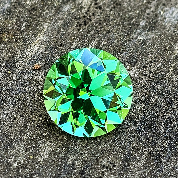 Djeva Green Lab Sapphire, Traditional Round Brilliant Cut, 4.41 Carats