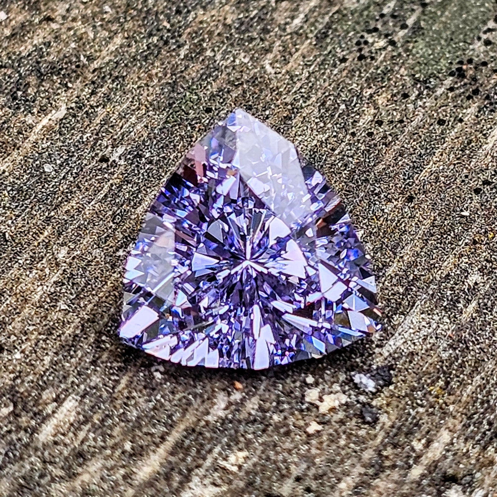 Lavender Lab Spinel, Trillian Internal Reflections Cut, 4.62 Carats - DJEVA