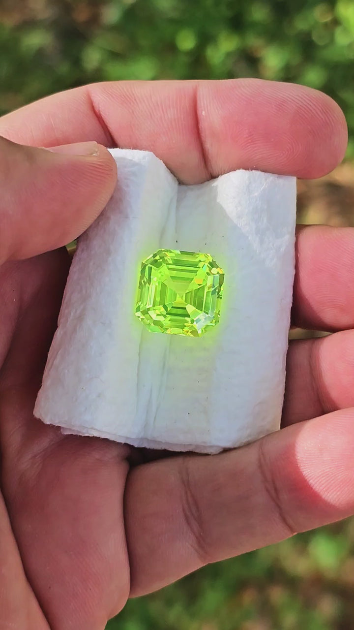 Green LuAG, Asscher Cut, 32.18 Carats