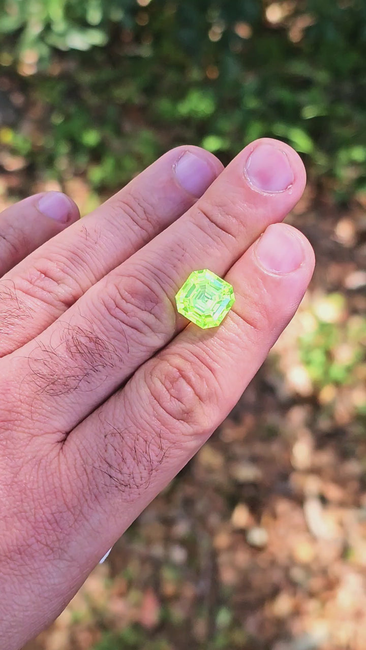 Green LuAG, Asscher Cut, 18.56 Carats