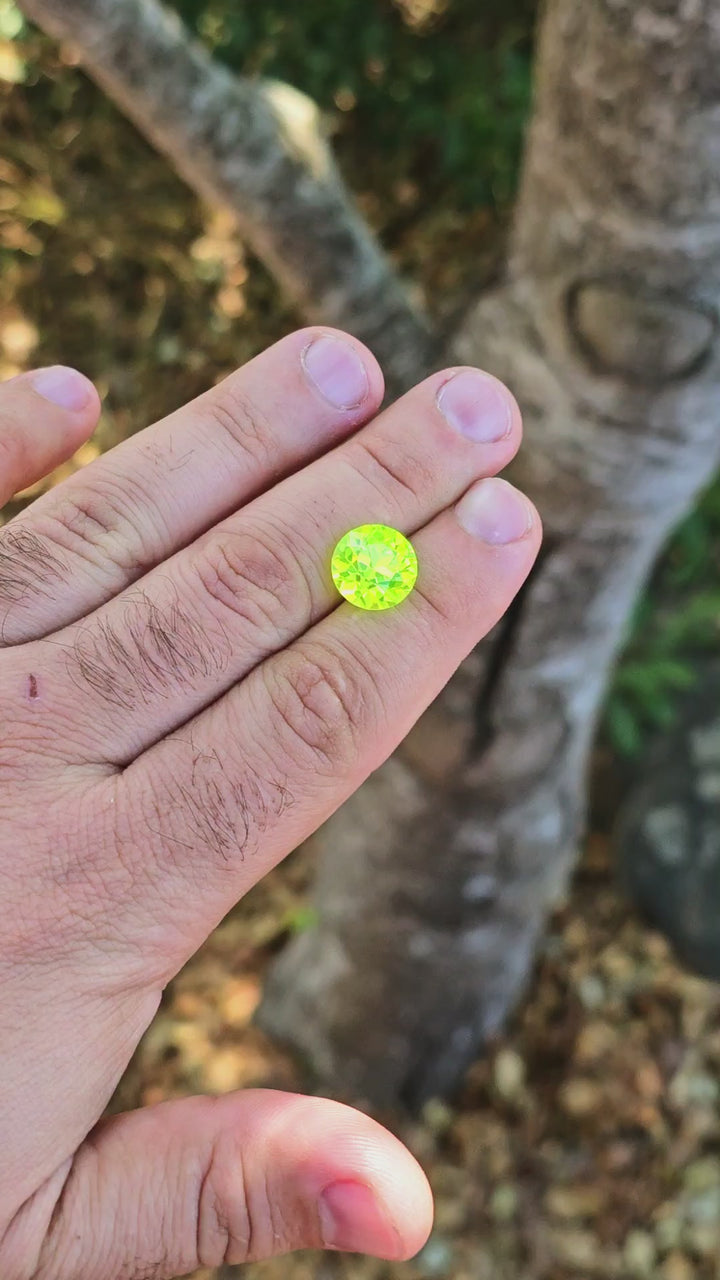 LuAG "ULTRA GREEN", Traditional Round Brilliant Cut, 14.20 Carats