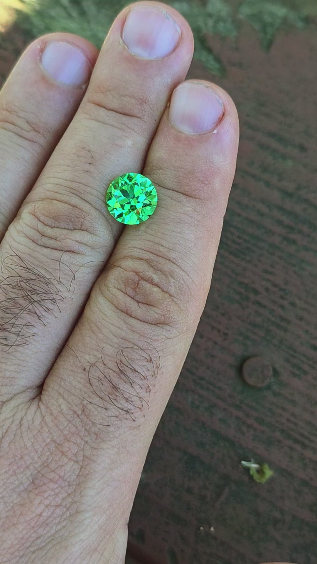 Djeva Green Lab Sapphire, Traditional Round Brilliant Cut, 4.75 Carats