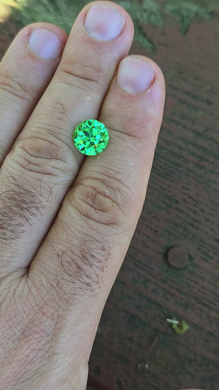 Djeva Green Lab Sapphire, Traditional Round Brilliant Cut, 4.75 Carats