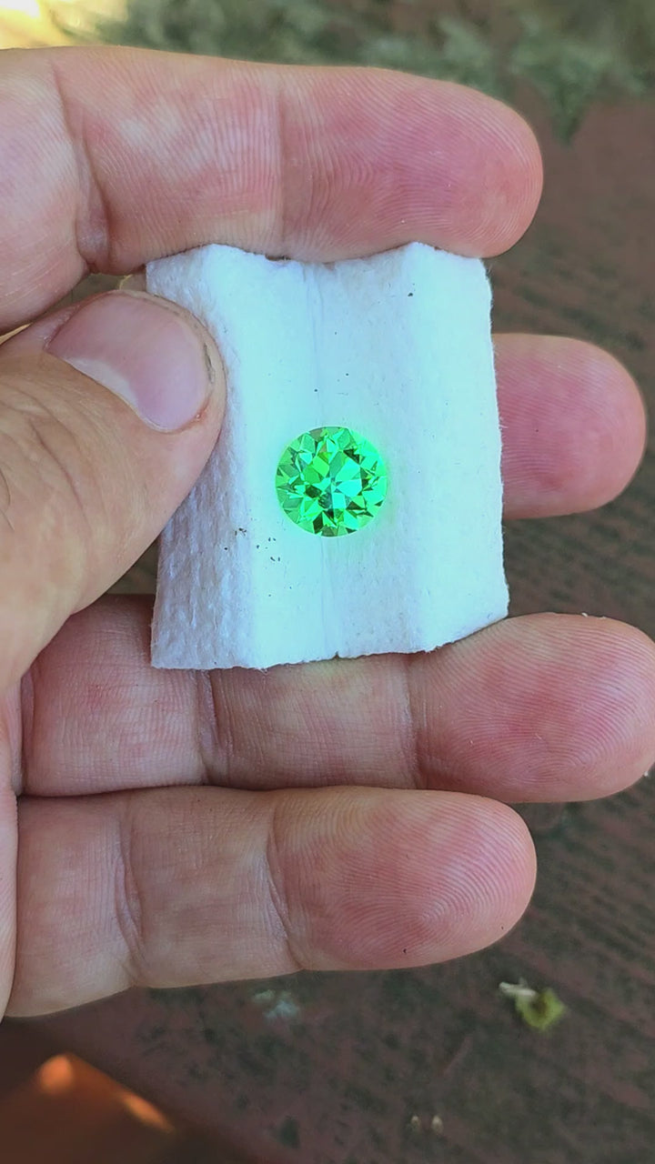 Djeva Green Lab Sapphire, Traditional Round Brilliant Cut, 4.75 Carats