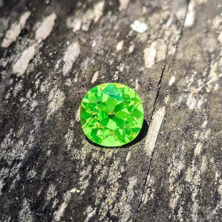 LuAG "ULTRA GREEN", Antique Cushion Cut, 10.00 Carats