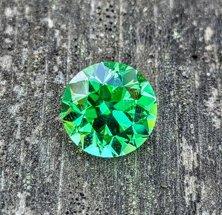 Djeva Green Lab Sapphire, Traditional Round Brilliant Cut, 4.75 Carats