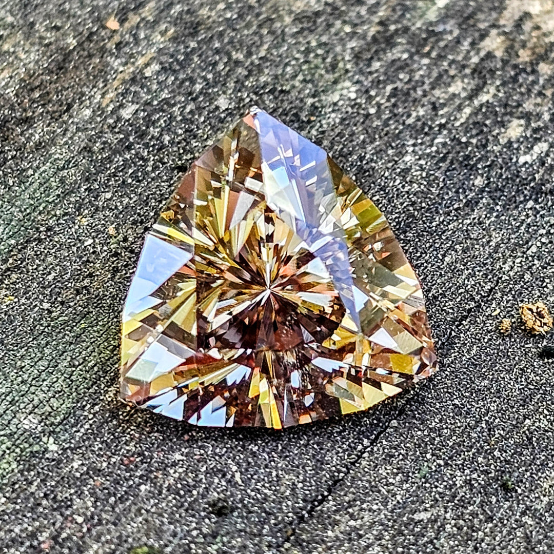 Smoky Lab Spinel , Trillian Internal Reflections Cut, 4.87 Carats - DJEVA
